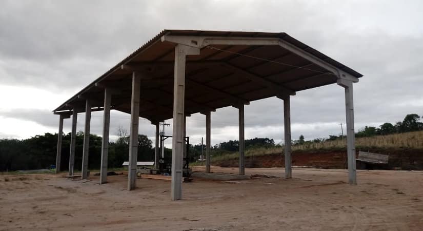 Pavilhão construído com estruturas pré-moldadas Peres